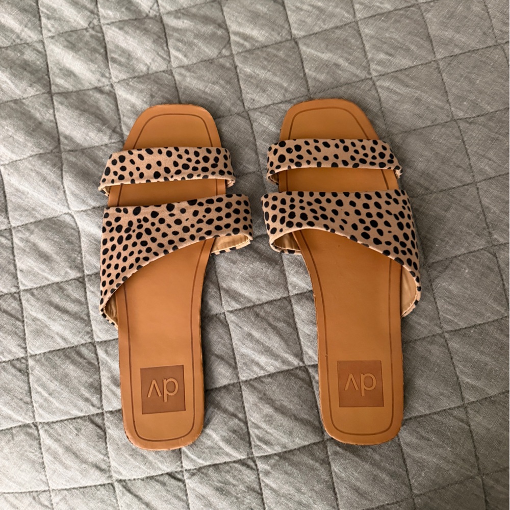 DV by Dolce Vita Women's Tan and Black Sandals